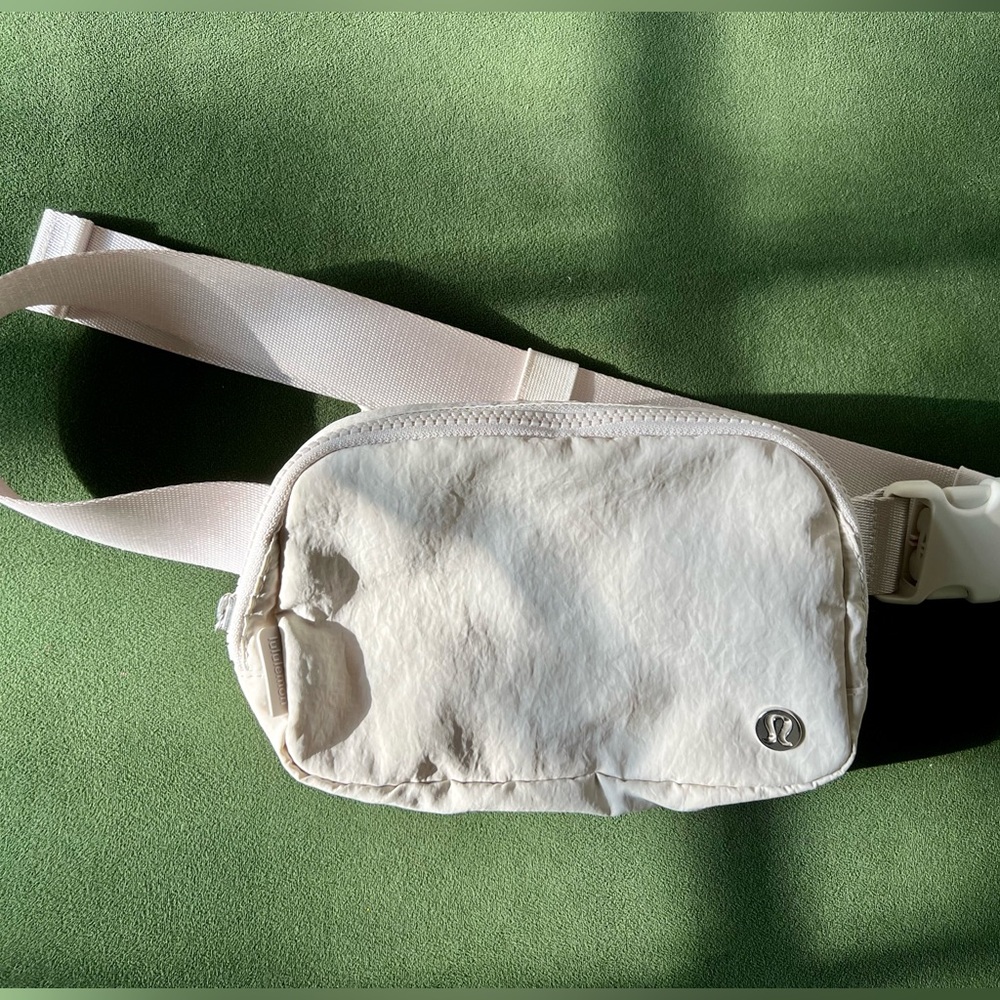 Lululemon everywhere belt bag in white opal